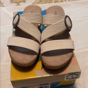 Easy Spirit Women's Tan and Cream Sandals